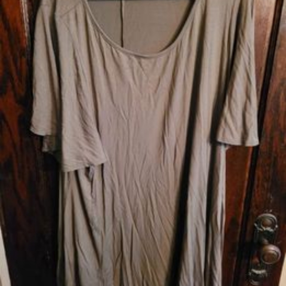 Plus size flowing green top